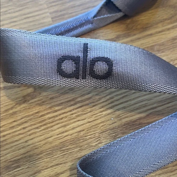 Alo Yoga Strap in Mauve - Picture 2 of 4